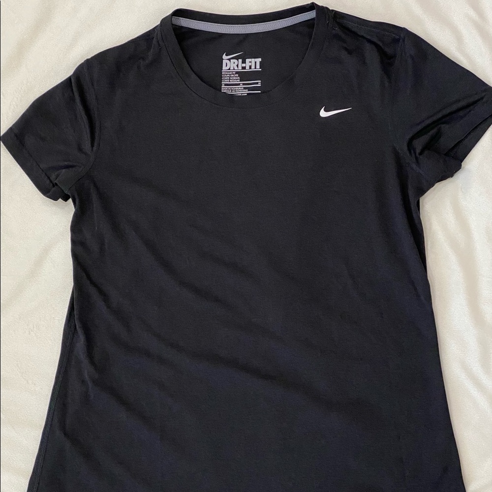 Women’s Nike Dri-fit shirt.